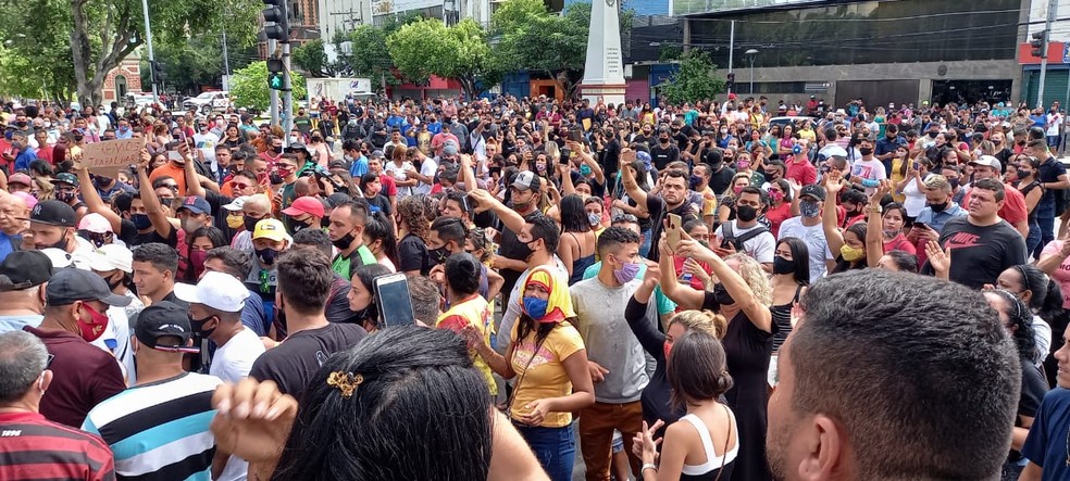 Protests broke out on Saturday, Decembe 26th, in Manaus, capital of the state of Amazonas, against the closure of shops selling non-essential goods, as infection numbers increase in Brazil.