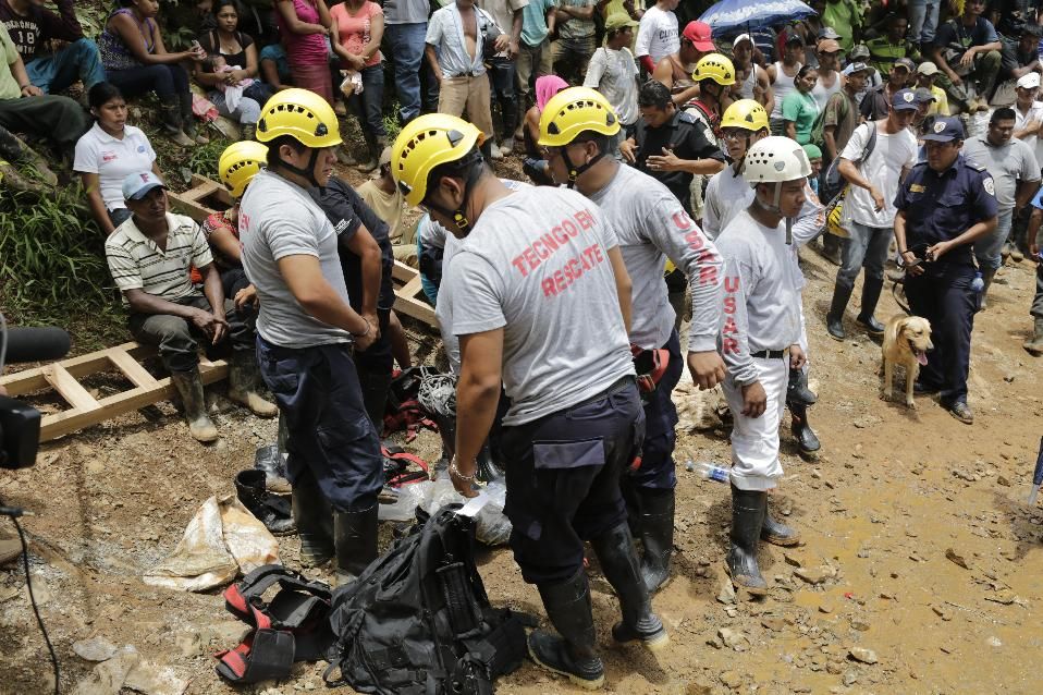 Authorities in Nicaragua called off the search for people trapped in the collapse of an unlicensed gold mine in the country's south.