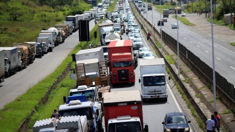 Bureaucracy Stops 600 Soybean Trucks at Paraguay-Brazil Border