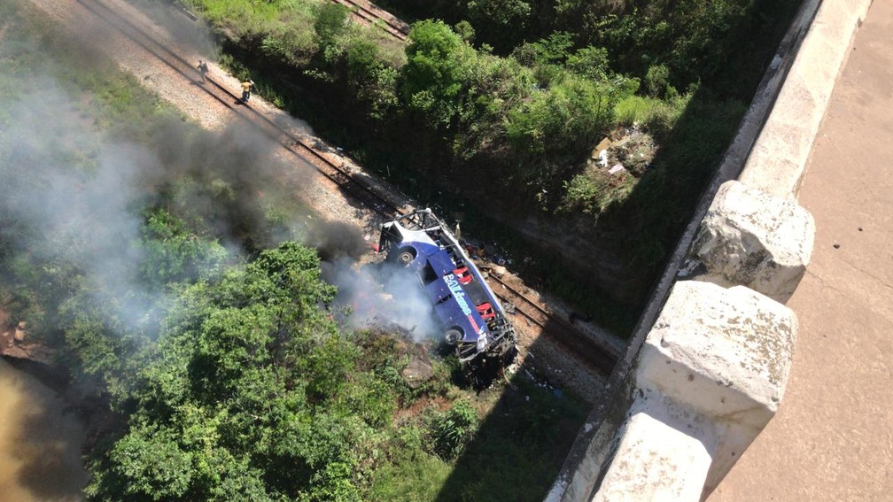 The bus crashed into a lateral bridge guard, and fell from a height of 35 meters, according to Civil Police experts.