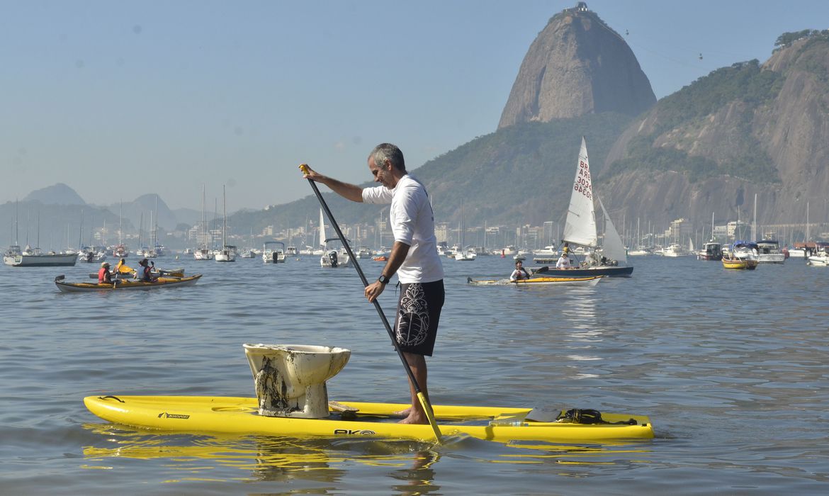 "In 1995 the Guanabara Bay Clean-up Program (Pdbg) was created, but to this day it has not been fully implemented because the collecting mains have not been installed, so the pollution is still being dumped into the bay untreated."