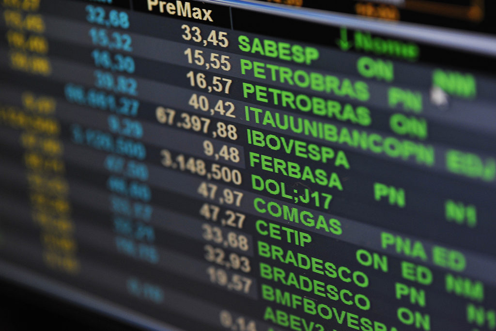 In November, the IBOVESPA reached its best monthly performance since 2016 and the dollar, which had hit R$5.78 a month ago, stabilized at around R$5.30 - mainly due to the increase in foreign capital flow to emerging countries.