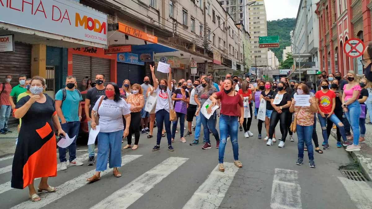 On Monday, December 28th, a group comprising shopkeepers, employees and clients staged a protest calling for trade to be reopened in Juiz de Fora (MG).