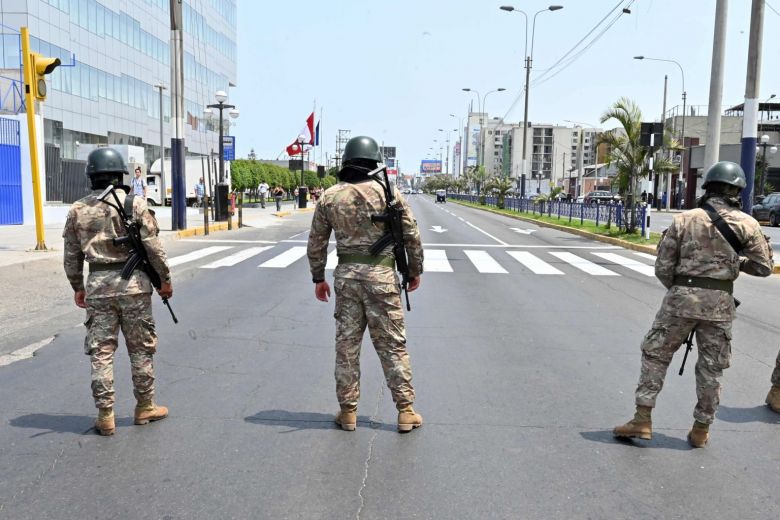 The magnitude of the emergency led to the use of the Armed Forces to enforce quarantines, transport patients, and distribute medical supplies, complementing the action of the police.