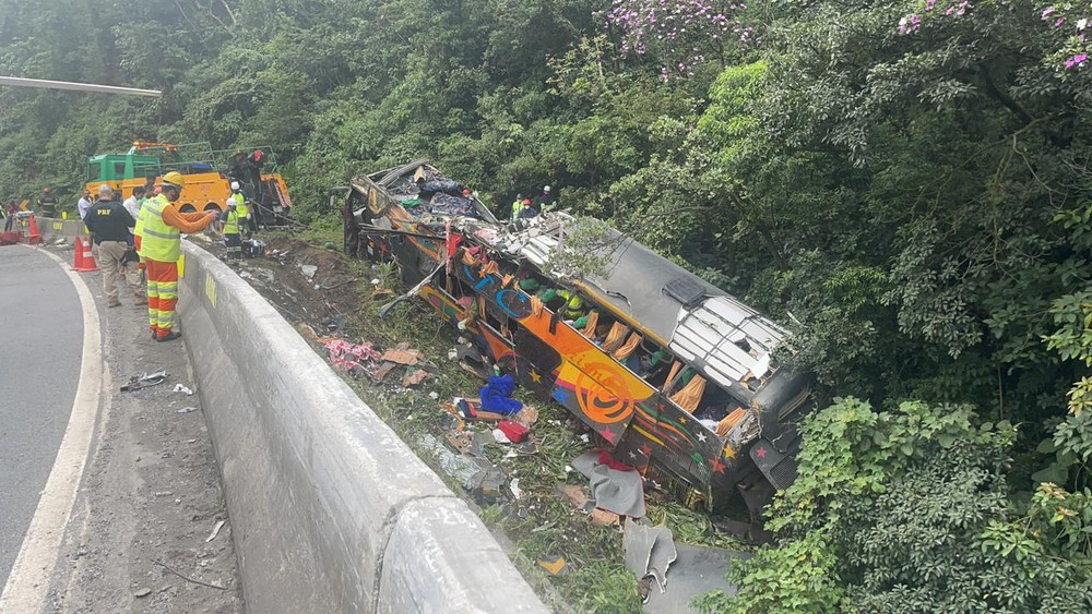 At least 21 people were killed and 33 injured, with seven in critical condition, after a bus crashed on Monday, January 25th, in the southern Brazilian state of Paraná, the Military Police Air Operations Battalion (BPMOA) reported.