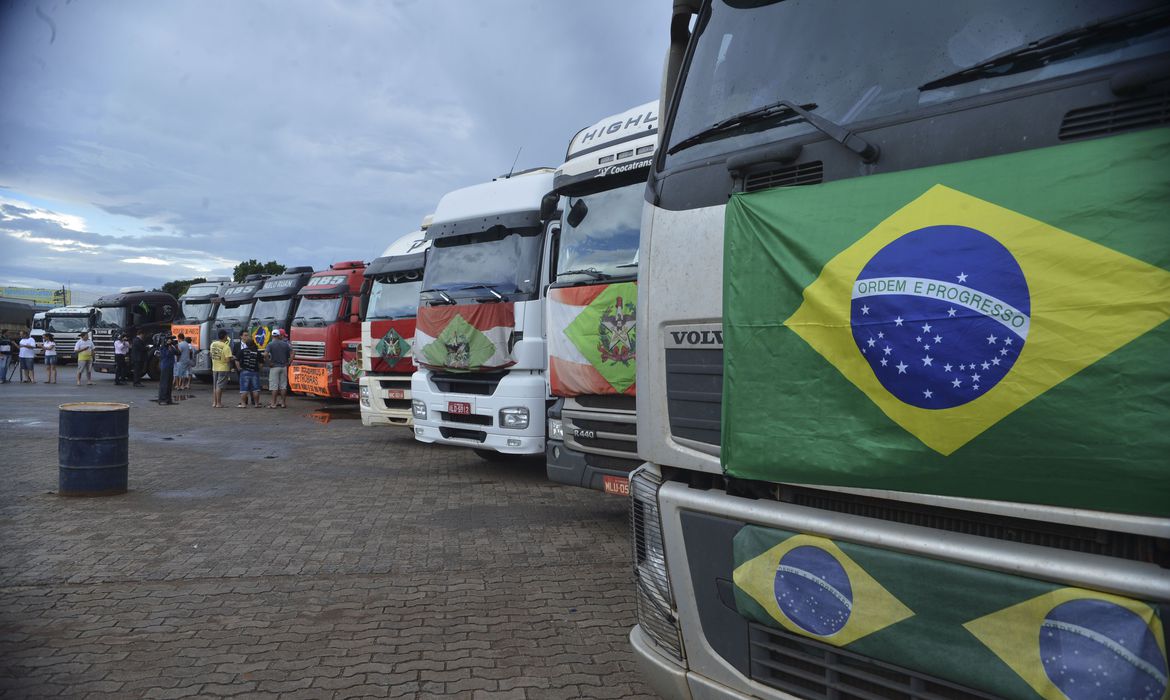  Bolsonaro to sign a decree suspending a tax on diesel to prevent a truckers strike
