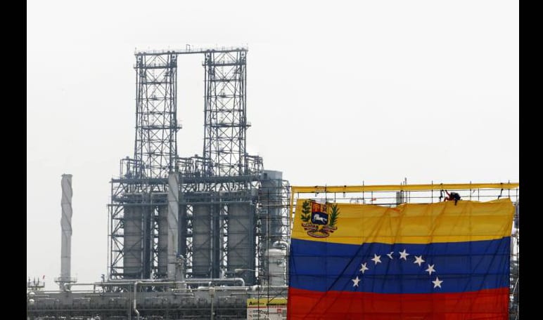 Pressured by strict U.S. sanctions, Venezuela’s oil exports plunged by 376,500 barrels per day (bpd) in 2020, according to Refinitiv Eikon data and internal documents from state-run PDVSA, financially squeezing socialist President Nicolas Maduro.