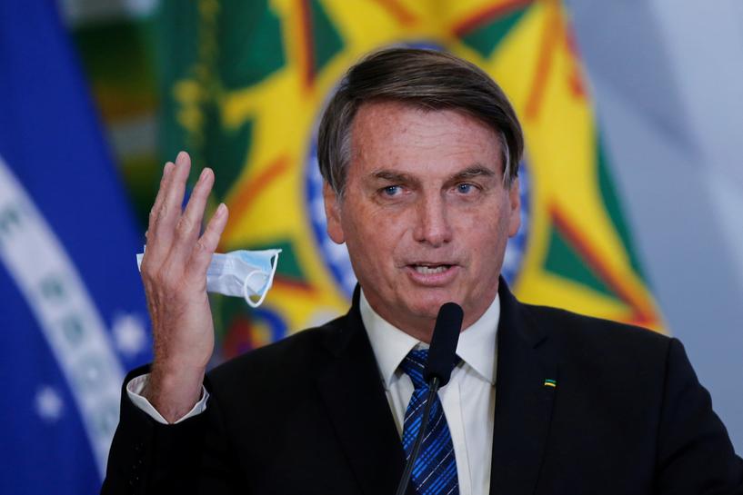 Brazil's Bolsonaro insinuates that China may have created the coronavirus and speaks of "bacteriological warfare"