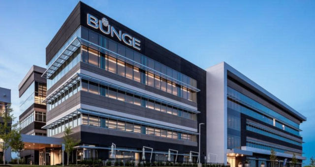 Bunge agreed to take on some R$1 billion (US$186 million) of debt and pay R$50 million for the Brazilian soy crushing plants