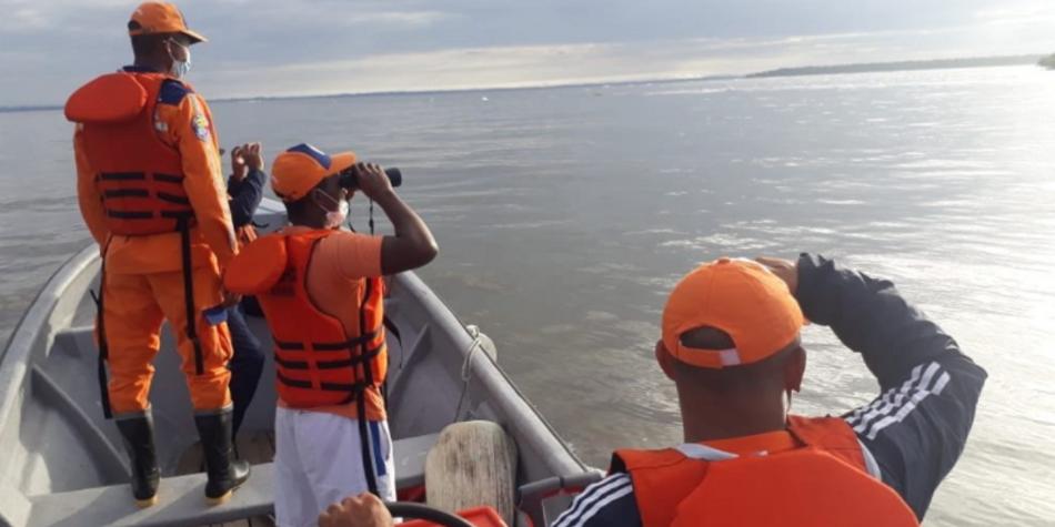 At least 12 people have died, including seven children, after two vessels sank close to a port on Colombia’s Pacific coast