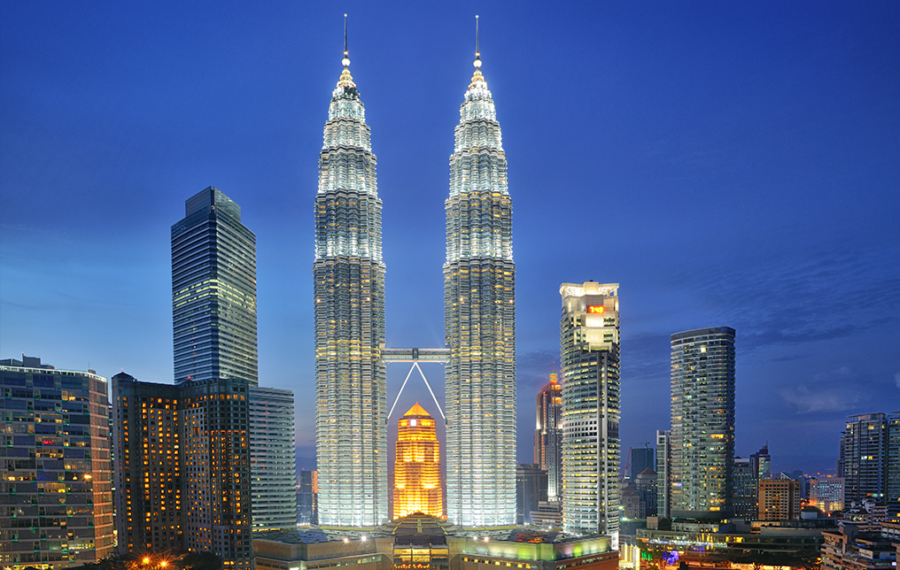 Petronas Towers, Kuala Lumpur, Malaysia. (Photo internet reproduction)
