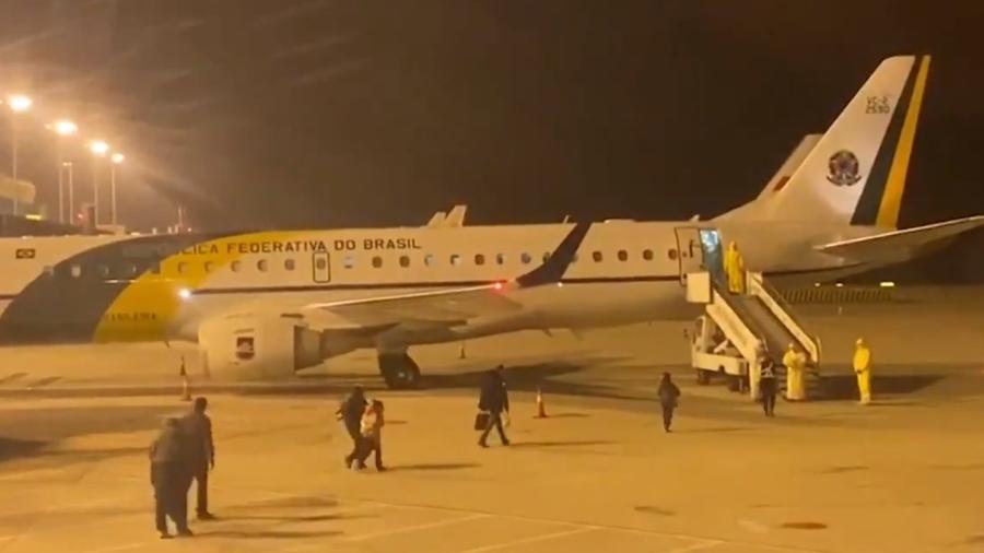 brasileiros-em-wuhan-embarcam-em-aviao-do-fab-1581111632765_v2_900x506