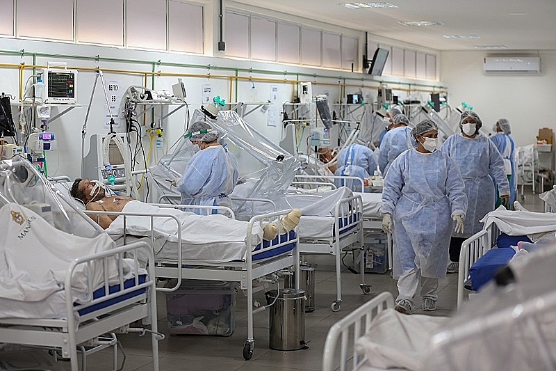 Health workers and patients remain in the Intensive Care Unit for COVID-19 (Photo Internet Reproduction)