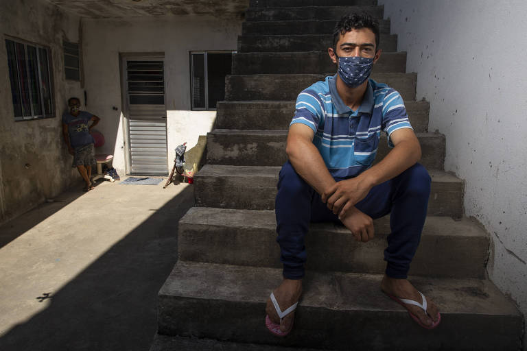 José Ilton Batista Santos Dantas, 18, has high school and is looking for a job; he wanted to go to college, but lacked money