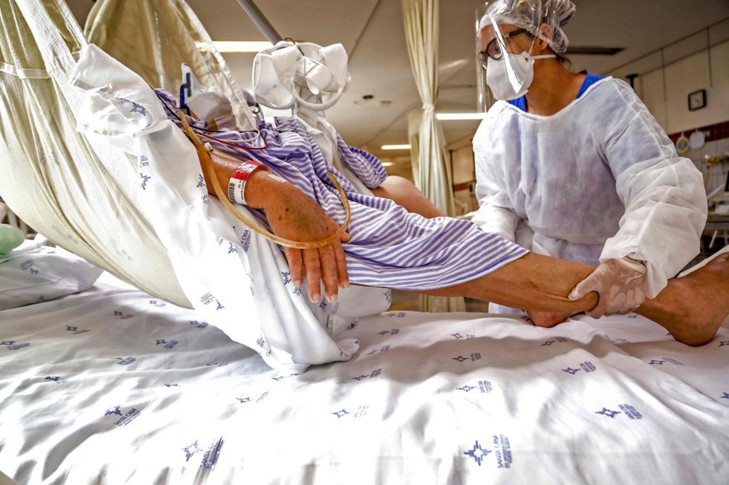 Patient with covid-19 is treated in the ICU of Santa Casa de Misericórdia in Porto Alegre. (Photo Internet reproduction)