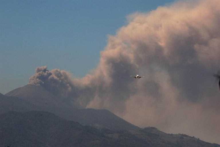 Eruption of Pacaya volcano in Guatemala affects 1,300 farming families