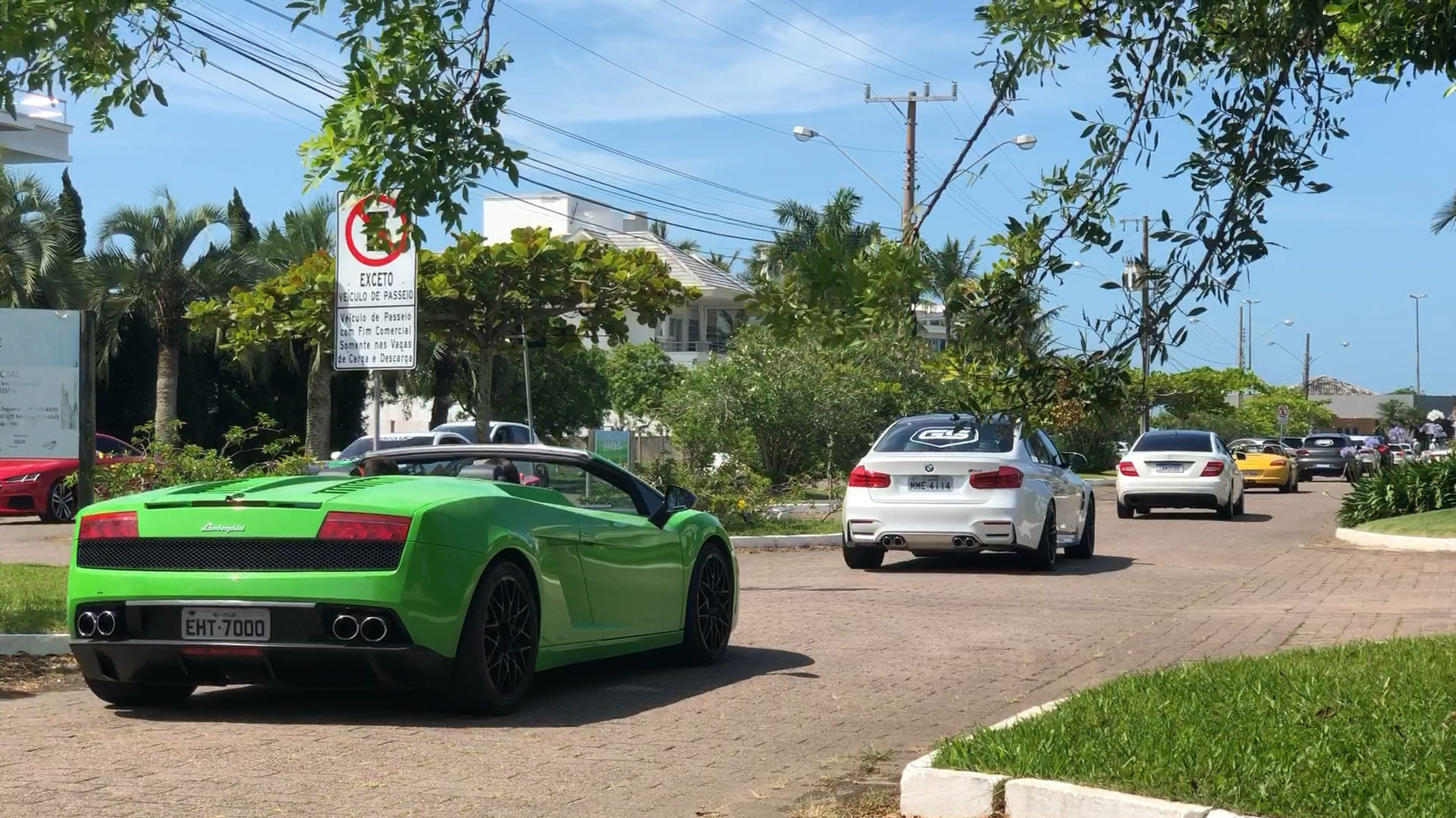 Luxury cars in Florianópolis, capital of Santa Catarina state. (Photo internet reproduction)