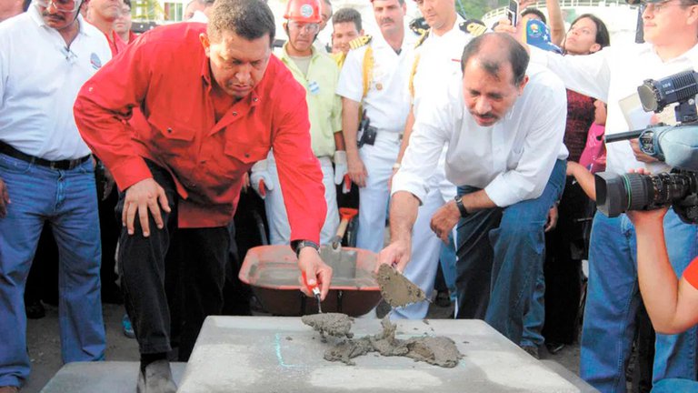 After his arrival to power, Ortega signed an agreement with the late Venezuelan president, Hugo Chávez, which would have left him some six billion dollars of free use. In the photo, when they presented in August 2007 the project for a refinery that was never built.