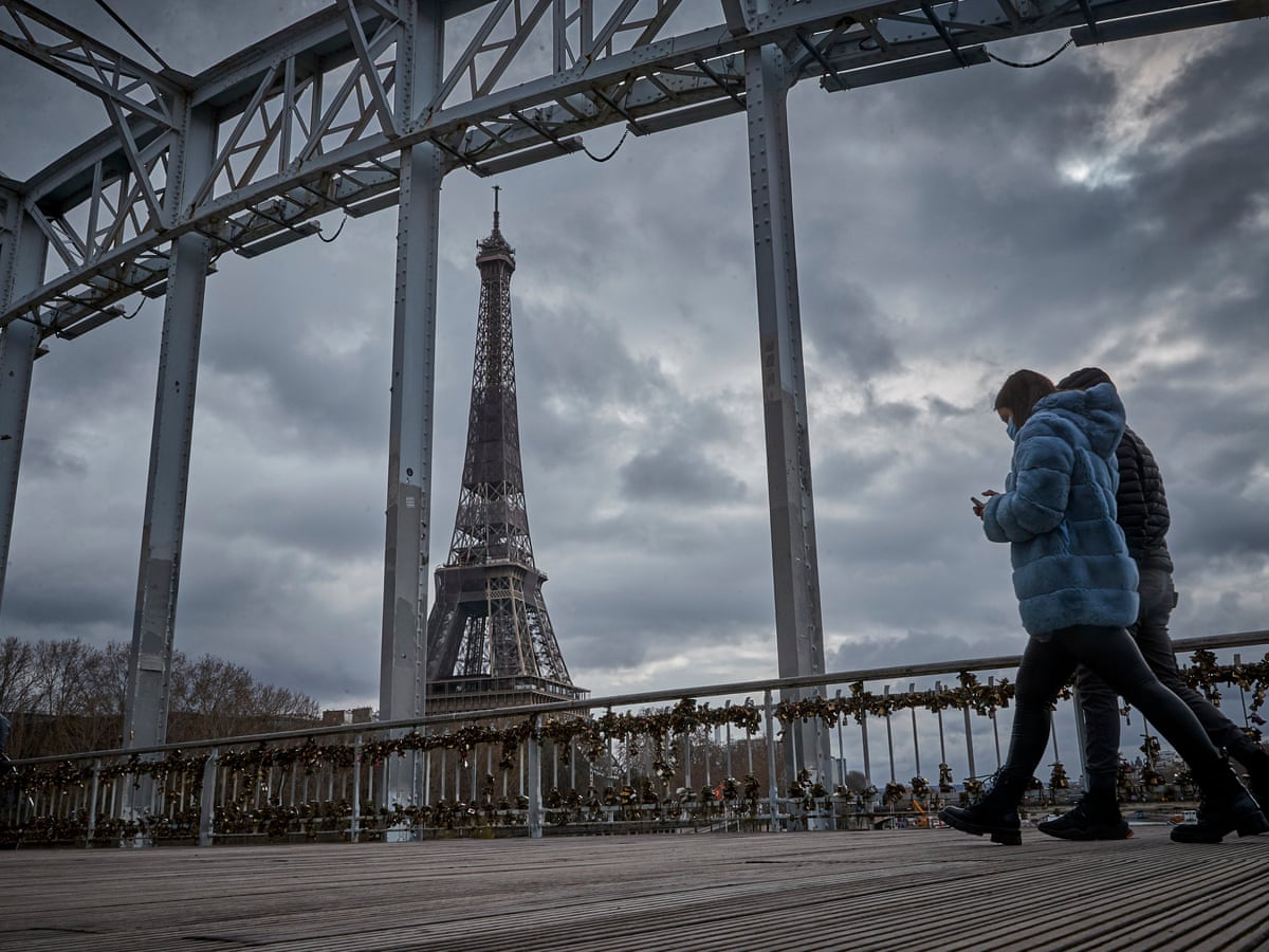 The situation in Paris is particularly worrying with almost 1,200 people in intensive care in hospitals