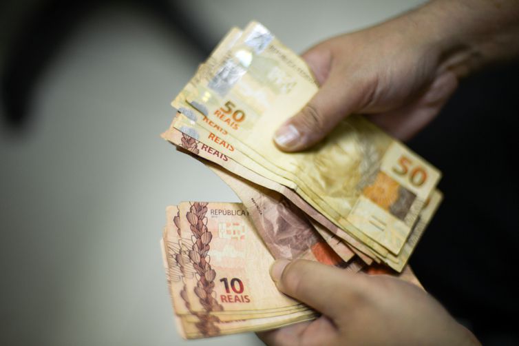 Brazilians withdraw US$1 billion from savings accounts in February