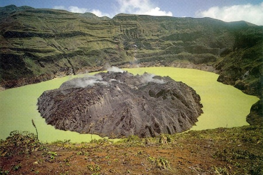 Volcano in St. Vincent erupts again and launches 17-kilometers-high smoke cloud