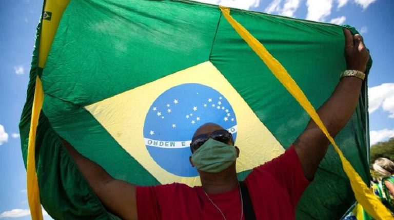 Six presidential candidates sign a manifesto in defense of democracy in Brazil
