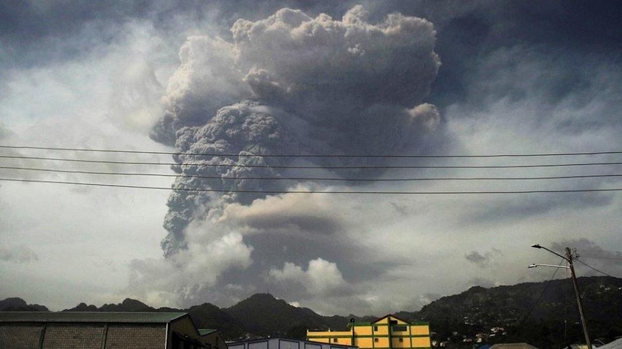 , Volcano in St. Vincent erupts again and launches 17-kilometers-high smoke cloud
