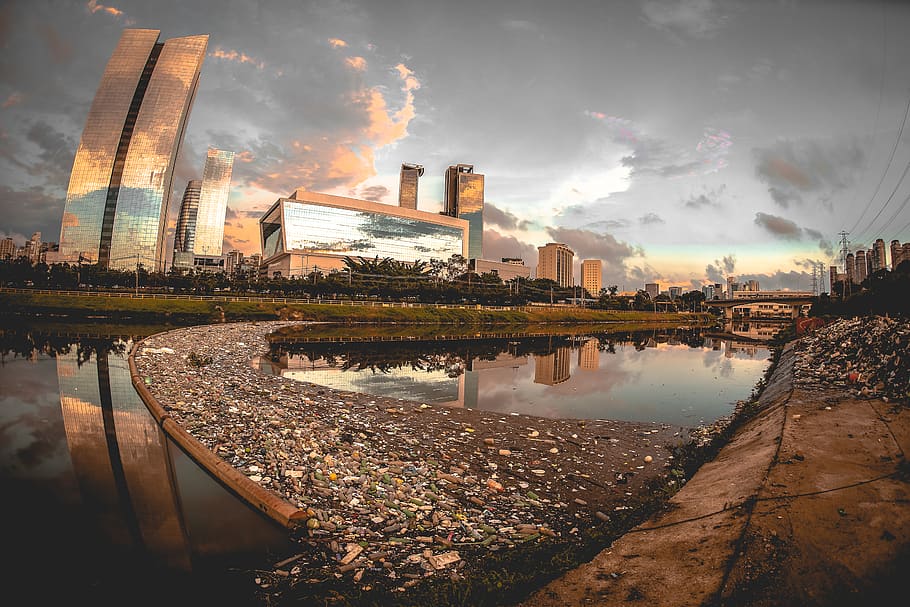 Pinheiros River before the clean-up. (Photo internet reproduction)