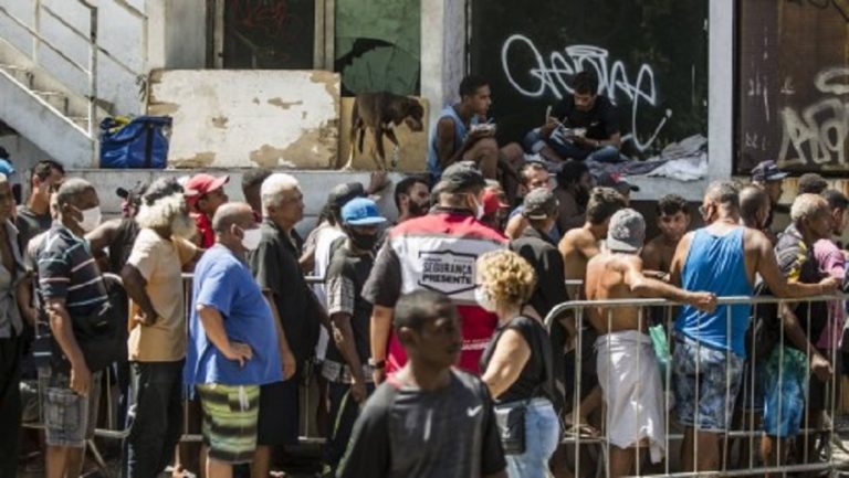 Long lines for food on Rio’s President Vargas Avenue as hunger grows with pandemic