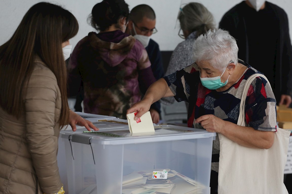 First day of voting concludes in Chile and 23,000 soldiers guard ballot boxes