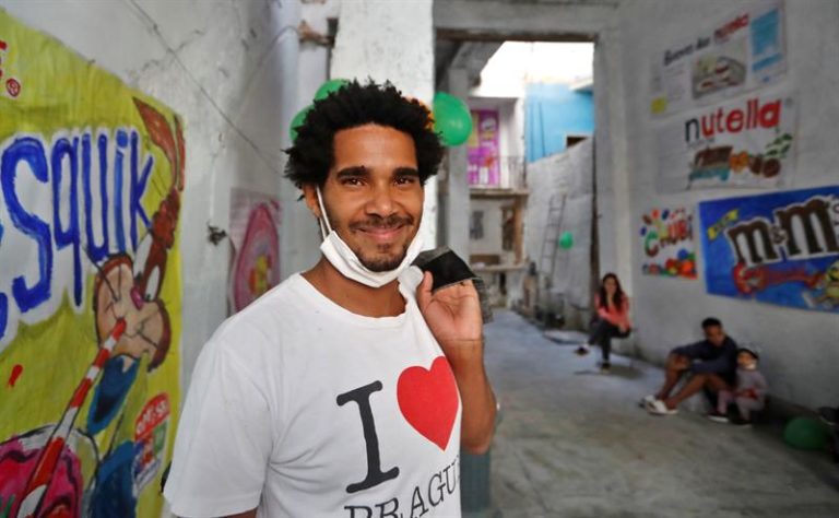 Cuban dissident artist Otero Alcantara completes three weeks in isolation in a hospital