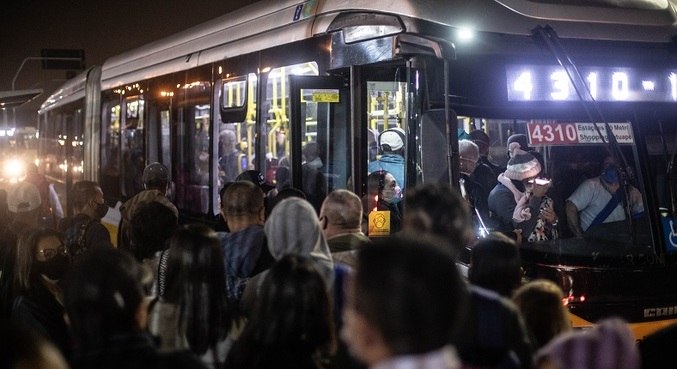 São Paulo subway strike prompts crowds at bus stops