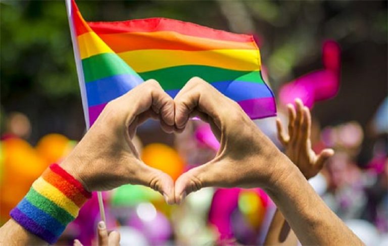 For LGBTQIA+ pride, São Paulo mall to display gay kiss on its facade
