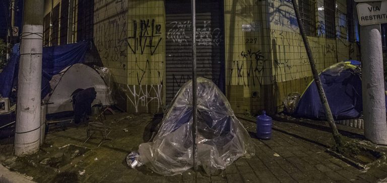 Pandemic drives São Paulo families to the streets, changes homeless population’s profile