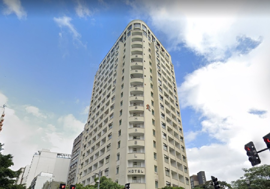 Man and child plunge to their death from 17th floor of downtown São Paulo hotel