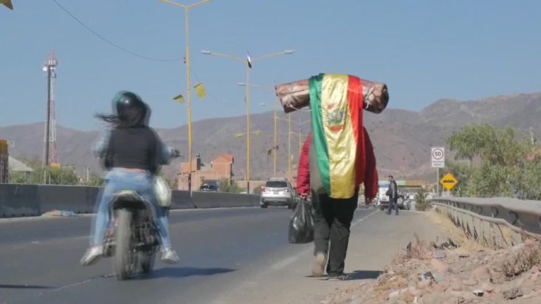 Bolivian man crosses the country on foot seeking right to withdraw part of his pension fund