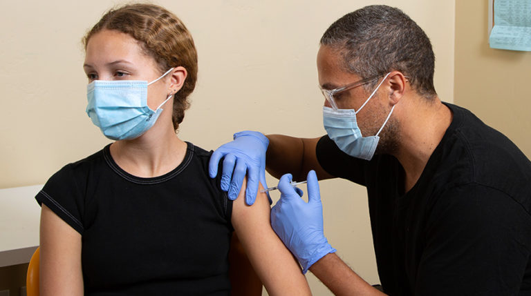 Experts criticize Brazilian cities vaccinating teenagers before priority groups