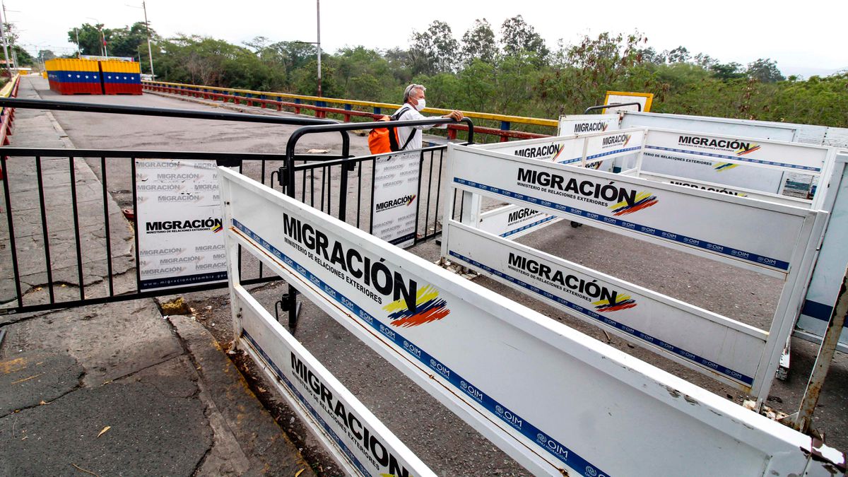 Colombia reopens border with Venezuela after 14 months