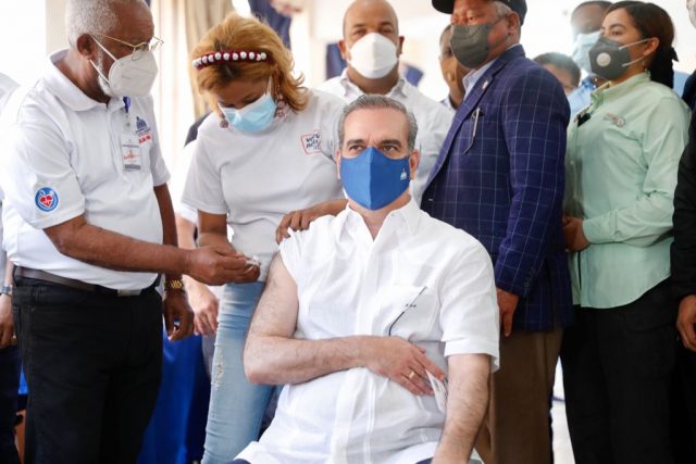 Abinader, who received the first dose on May 5, received the serum this Friday in a vaccination center installed in the Liceo Benito Juarez in Cristo Rey.