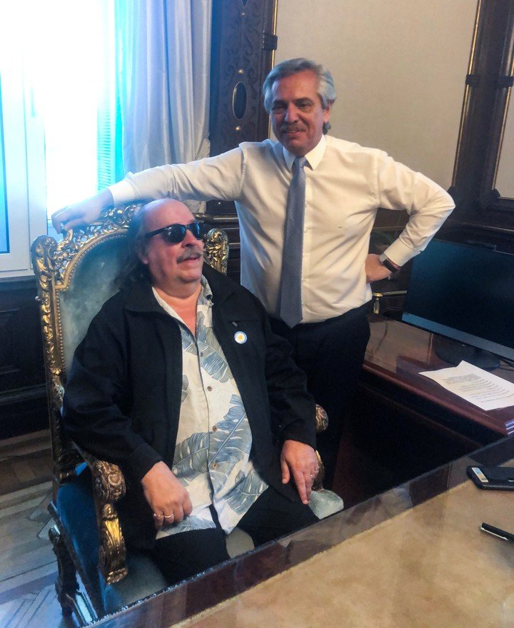 President Alberto Fernández with Litto Nebbia in the presidential office. /Presidency