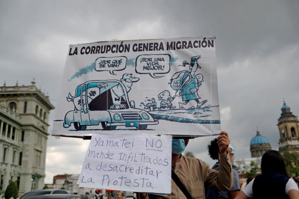 Guatemalans demonstrate against corruption and political persecution