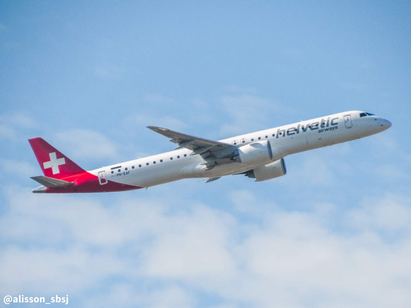 EMBRAER, the world's third-largest producer of civil aircraft, on Wednesday delivered the first of four E195-E2 aircraft to Helvetic Airways of Switzerland. (Photo internet reproduction)