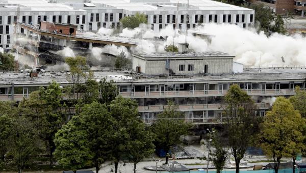 Colombian authorities imploded this Sunday in Bogotá, the building that has served as the headquarters of the Ministry of Defense for 59 years