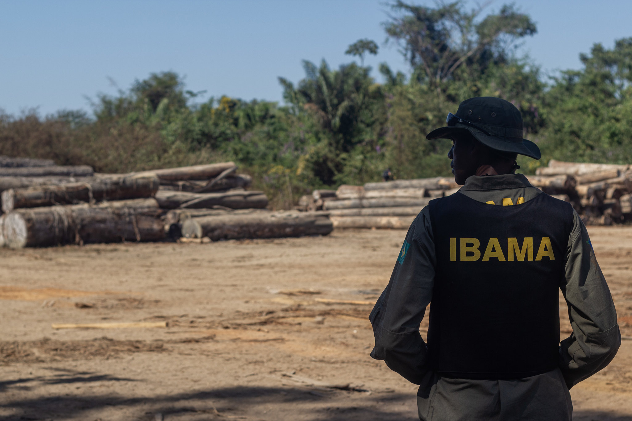 Ibama inspectors inspecting a project in the Amazon.