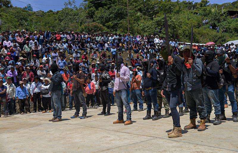 A hundred men with assault rifles in a local assembly and some with machetes, called "Autodefensas del Pueblo Los Machetes", were presented to the community.