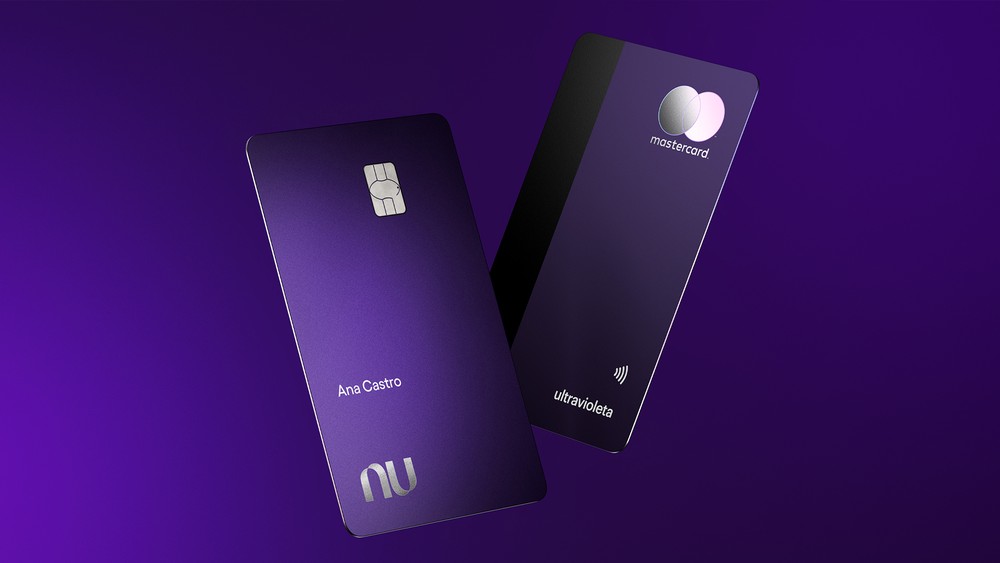 Nubank announced the digital bank's premium credit card on Tuesday (6). The Nubank Ultraviolet is the fintech's Mastercard Black, with instant 1% cashback, travel benefits and a R$49 monthly fee, which can be exempted according to customer investments and spending. Nubank does not require a minimum income to apply for the Ultravioleta, and approval depends on credit analysis.