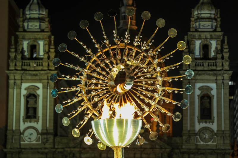 Rio de Janeiro re-lights the Olympic cauldron to pass the baton to Tokyo
