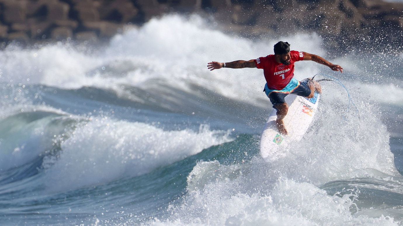 Ítalo Ferreira wins the first men's surfing heat in an Olympic Games