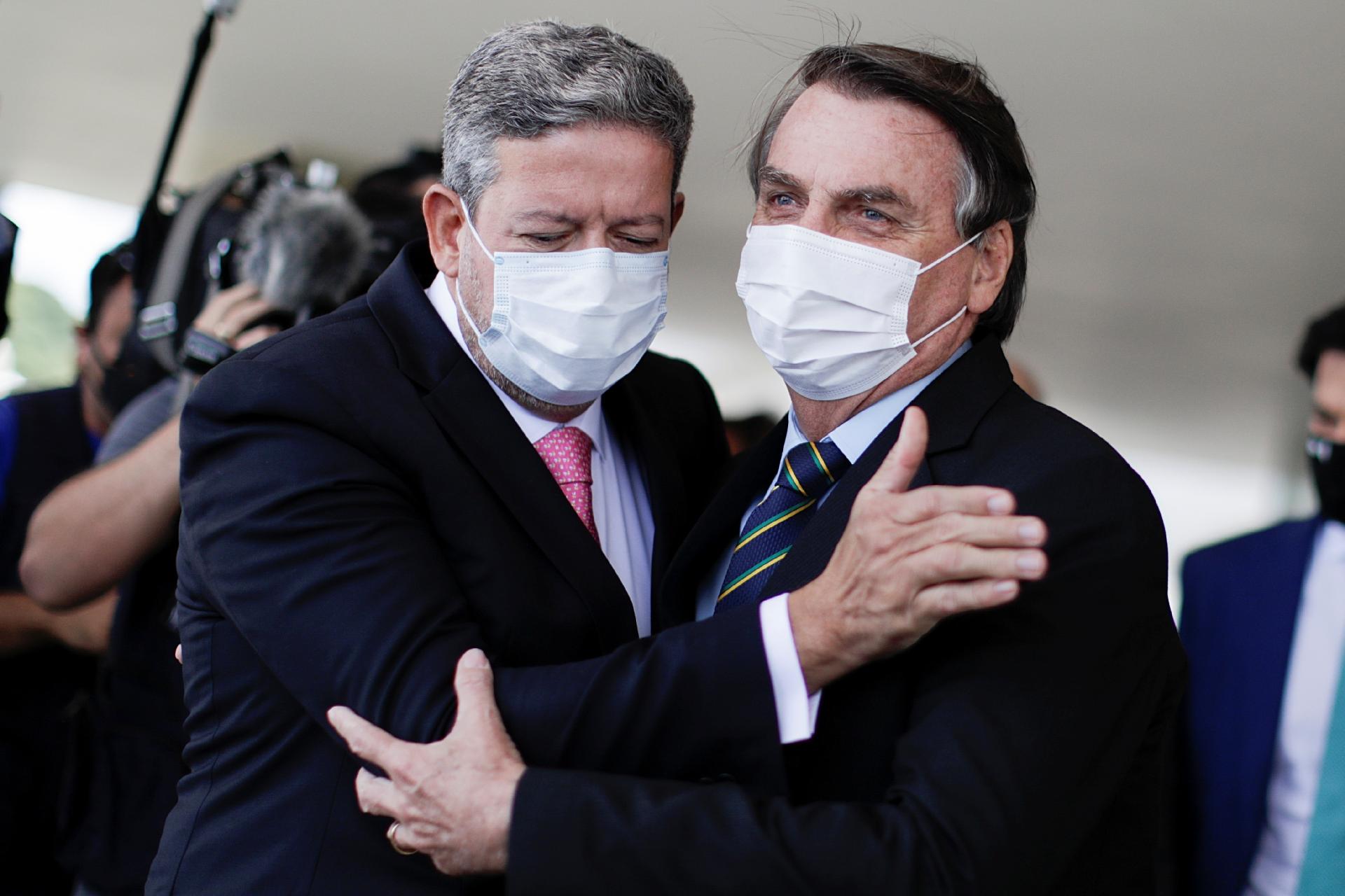 os-presidente-da-republica-jair-bolsonaro-e-da-camara-arthur-lira-na-saida-do-palacio-do-planalto-nesta-quinta-feira-1616691129671_v2_1920x1280