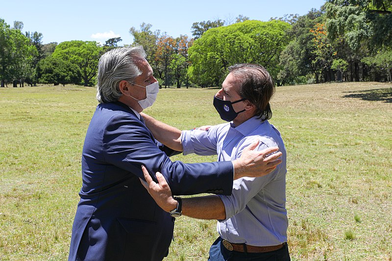Beautifully staged act of friendship and affection between the two brother states of Uruguay and Argentina, who increasingly have different opinions on more and more different issues.